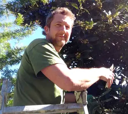 Stuart Franklin, jardinero de Huertocity, trabajando en un jardín