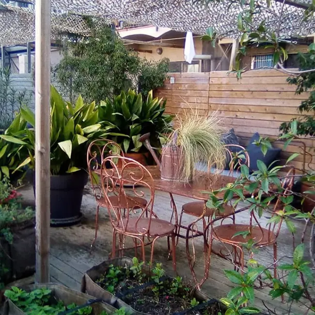 Terraza del Hotel Brummel en Barcelona con mesas, sillas y plantas