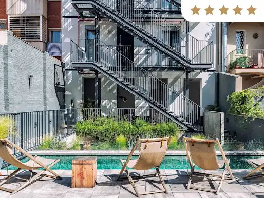 Piscina y jardineras del Hotel Brummel en Barcelona