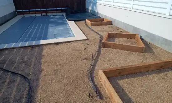 Construcción de los bancales de madera junto a la piscina