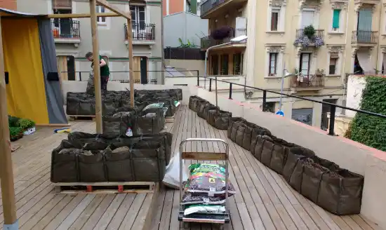 Sacos de cultivo y sustrato preparados en la terraza del Hotel Brummel