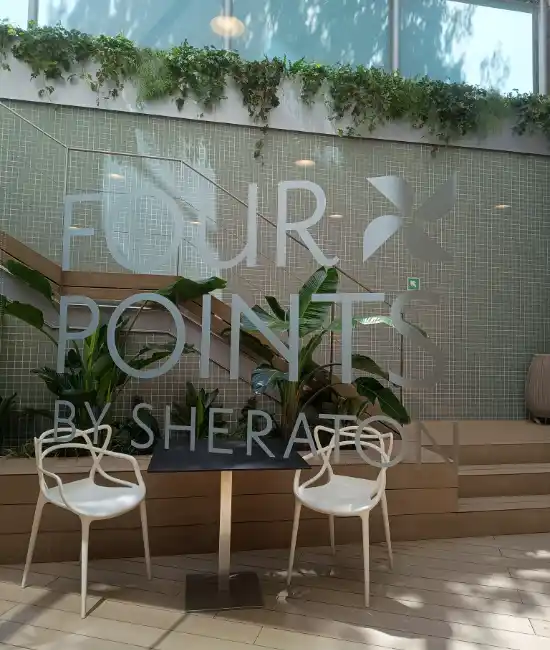 Entrada del hotel Four Points by Sheraton de Barcelona con plantas colgantes