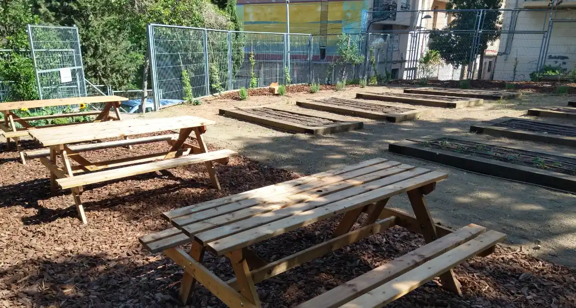 Un huerto escolar recién acabado, esperando ser cultivado por los alumnos