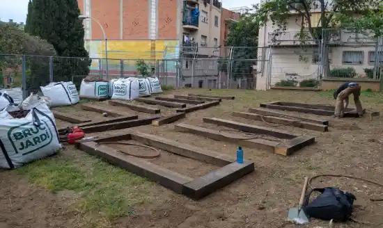 Construcción de los bancales del huerto escolar en Badalona