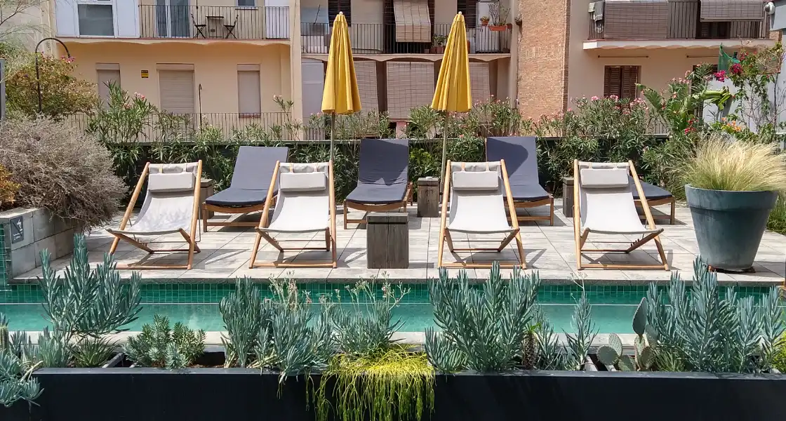 Piscina del Hotel Brummel en Barcelona con jardineras de plantas mediterráneas