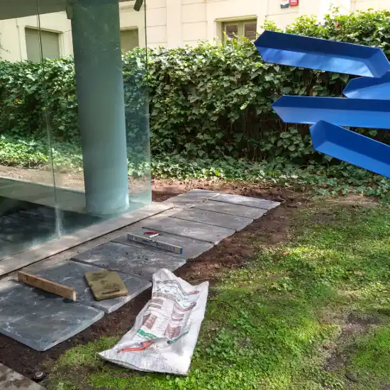 Renovación del jardín: colocación de losas junto a la escultura azul